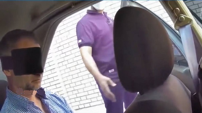 عکس.. انتقال معاون سفیر انگلیس با چشمان بسته!