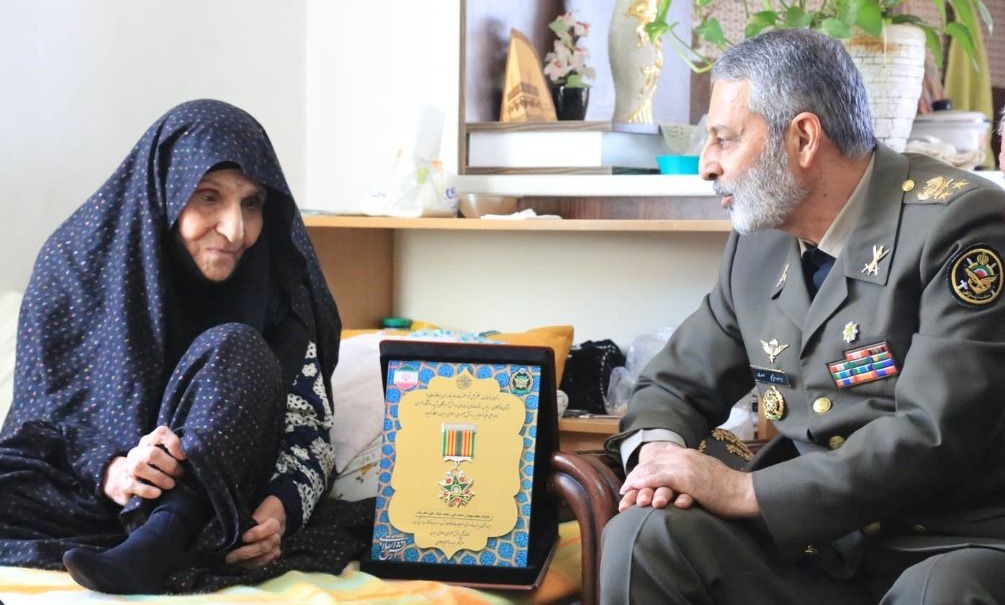 اهدای نشان فداکاری فرمانده کل ارتش به خانواده معظم شهیدان بیات
