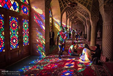 بازی رنگ و نور در مسجد نصیر الملک شیراز