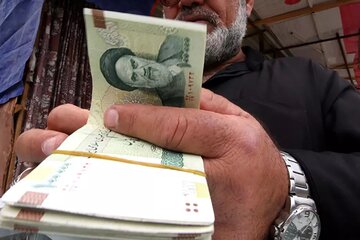 رقم احتمالی حقوق کارمندان و کارگران در سال ۱۴۰۳/ سقف افزایش حقوق چقدر خواهد بود؟