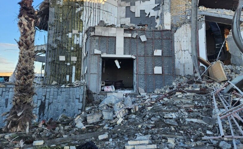 عکس | تخریب مقر تروریست ها توسط موشک‌ سپاه
