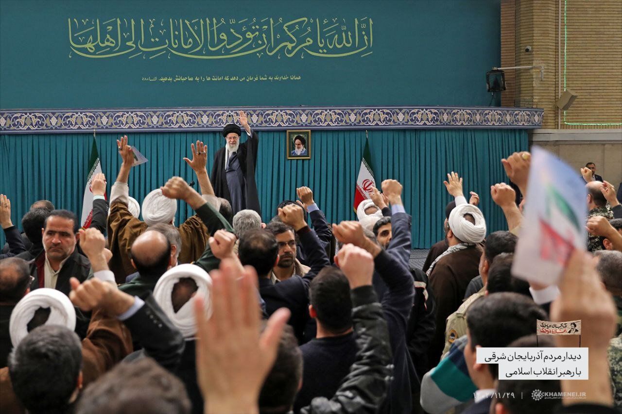 آیه معنادار نقش بسته در محل دیدار رهبر انقلاب با مردم آذربایجان شرقی | عکس