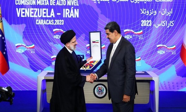 اعطای نشان درجه یک زنان و مردان آزادی‌بخش ونزوئلا به حجت‌الاسلام رئیسی