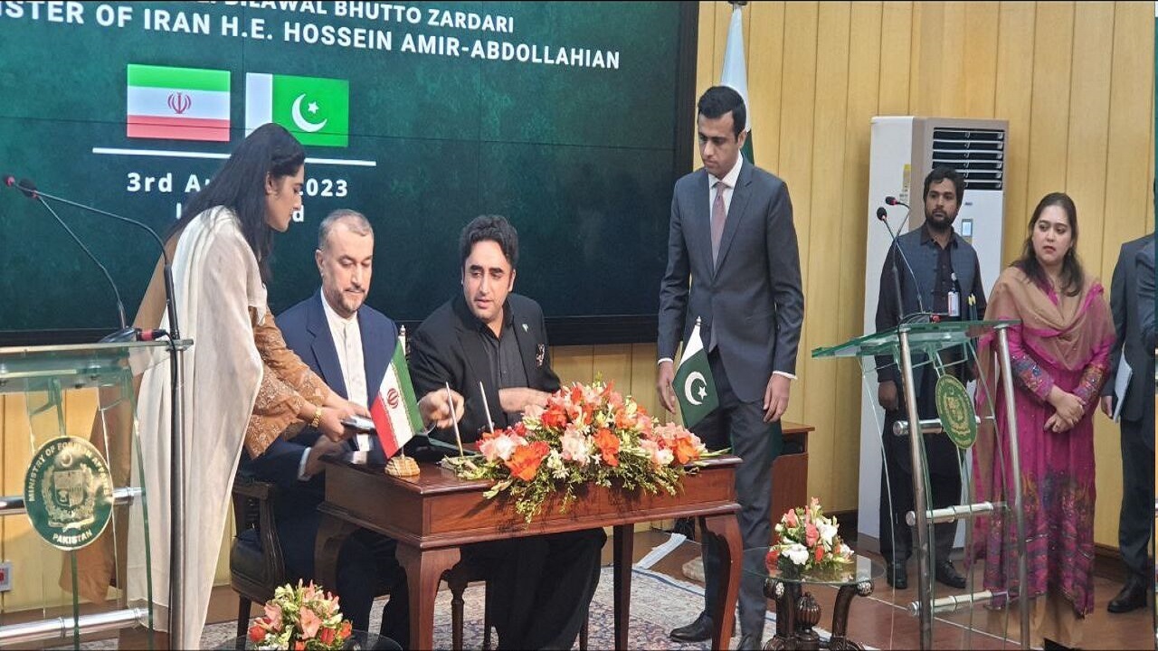 ایران و پاکستان ۴ سند و تفاهمنامه همکاری امضا کردند