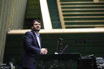 انتقاد فرهیختگان به بذرپاش: ظلم در حق ملت نقش‌آفرینی وزیر با هدف سهم‌خواهی در «چند به‌علاوه چند» است