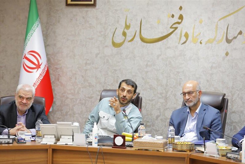 (معاون وزیر صمت گفت:مدیر عامل فولاد مبارکه از مدیران شایسته کشور است)(شرکت فولاد مبارکه از پیشتازان تولید فولاد و اجرای پروژه‌ های توسعه در کشور است )
