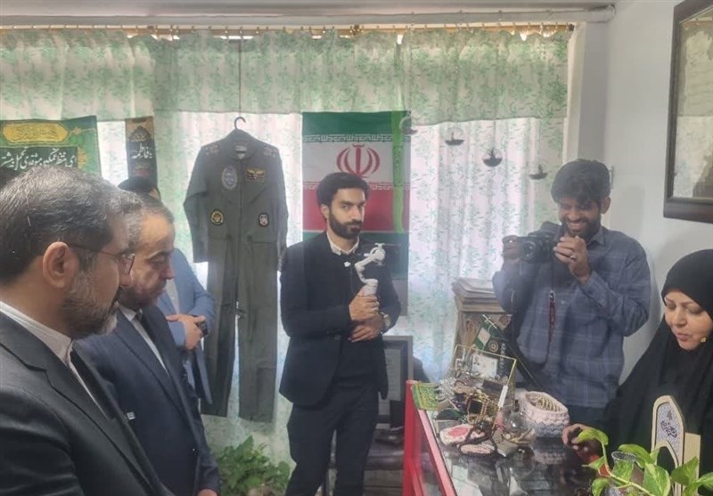 وزیر ارشاد با خانواده شهید خلبان «محمدحسین رئوفی‌فرد» دیدار کرد