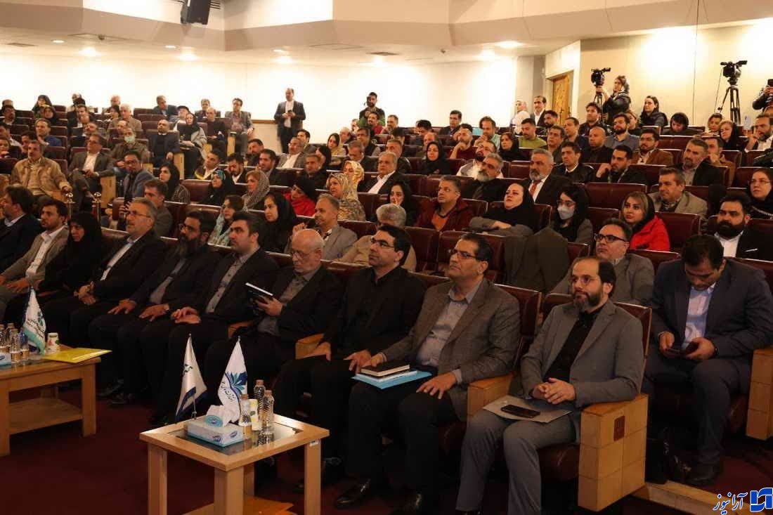 تندیس و لوح تقدیر اجلاس شایستگی های مدیران فردا به مدیر عامل بانک توسعه تعاون تقدیم گردید