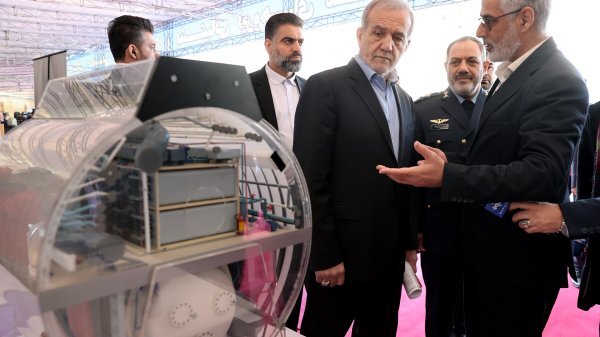 بازدید دکتر پزشکیان از نمایشگاه توانمندی‌ها و ظرفیت‌های وزارت دفاع و پشتیبانی نیروهای مسلح