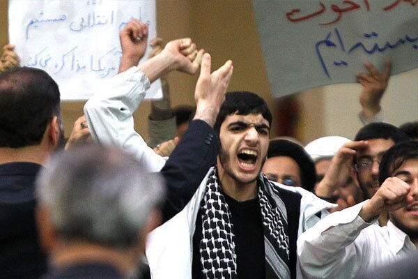 تبارشناسی گروه‌های فشار؛ از لباس شخصی‌ها و کفن‌پوشان تا خودسرها/ هیچ کس گروه‌های فشار را گردن نمی‌گیرد