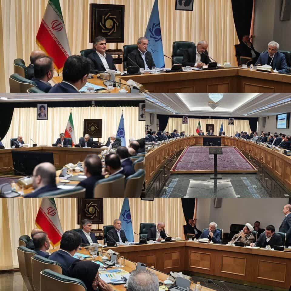 حضور دکتر پزشکیان در نشست رئیس کل و مدیران بانک مرکزی