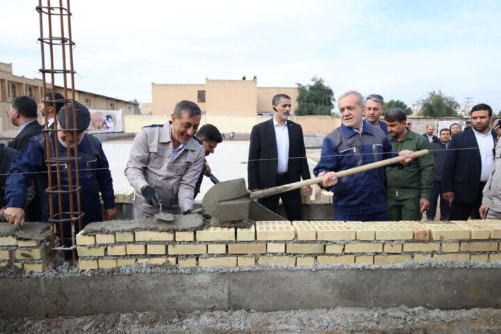 اقدام عملی پزشکیان برای نهضت مدرسه سازی/ بنایی با لباس کارگری