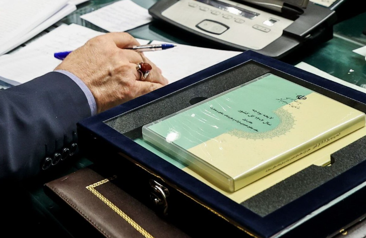 دولت پزشکیان با کسری ۲۲۰ هزار میلیارد تومانی هدفمندی یارانه‌ها چه خواهد کرد؟/ ادعای دستکاری قیمت ارز برای جبران کسری بودجه درست است؟