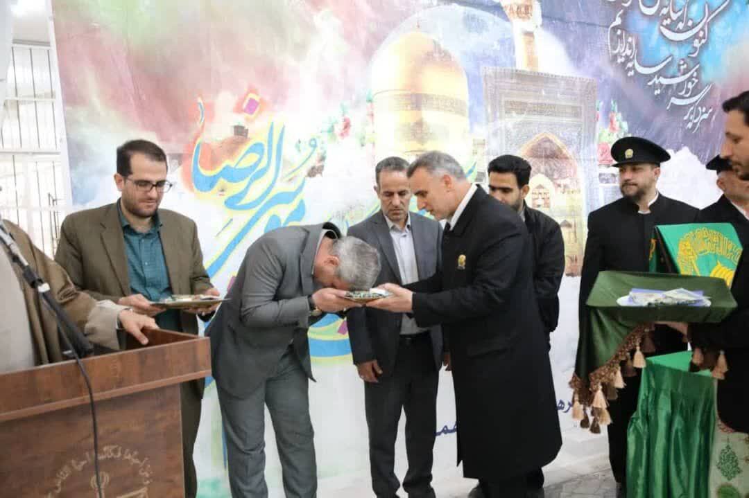 معجزه ی امام رضا علیه السلام در زندان استان همدان/پرچم امام رضا (ع)  همزمان با دهه  کرامت برای اولین بار  در زندان استان همدان به اهتزاز درآمد /تقدیر کاروان آستان قدس در ایام دهه کرامت از عملکرد جهادی، عملگرا و مردمی بروجنی مدیر کل زندان های همدان / بروجنی مدیر کل زندان استان‌ توانمند ، دلسوز وچهره‌ی مردمی که چندین بار مورد تقدیر مدیران ارشد قوه قضاییه قرار گرفته است