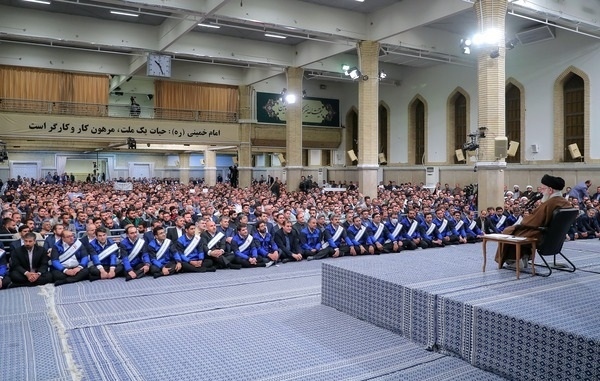 سخنان رهبری در دیدار جمعی از کارگران: تحریم باعث ایجاد مشکلات اقتصادی است