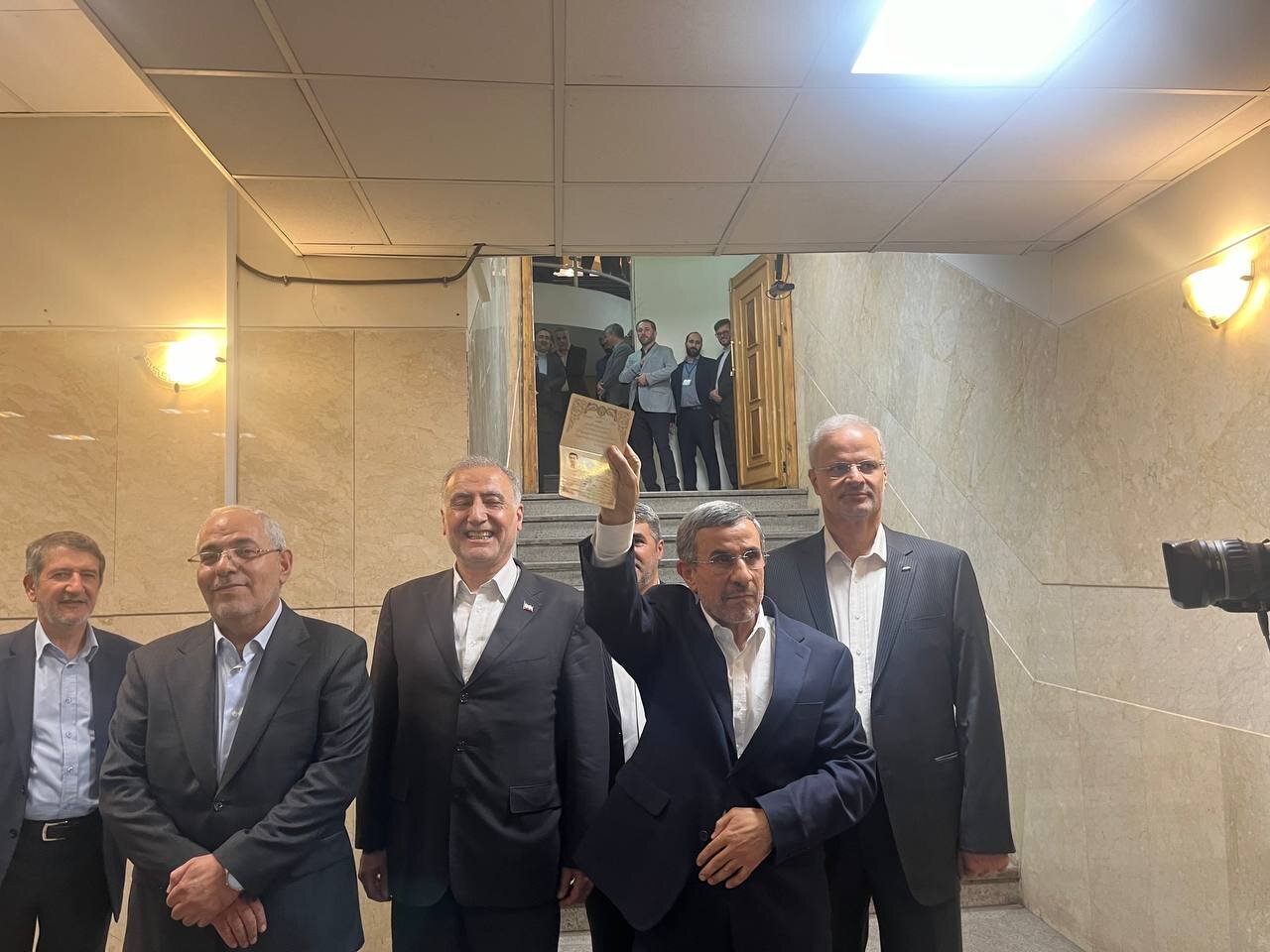 همراهان محمود احمدی‌نژاد در ستاد انتخابات چه کسانی بودند +عکس