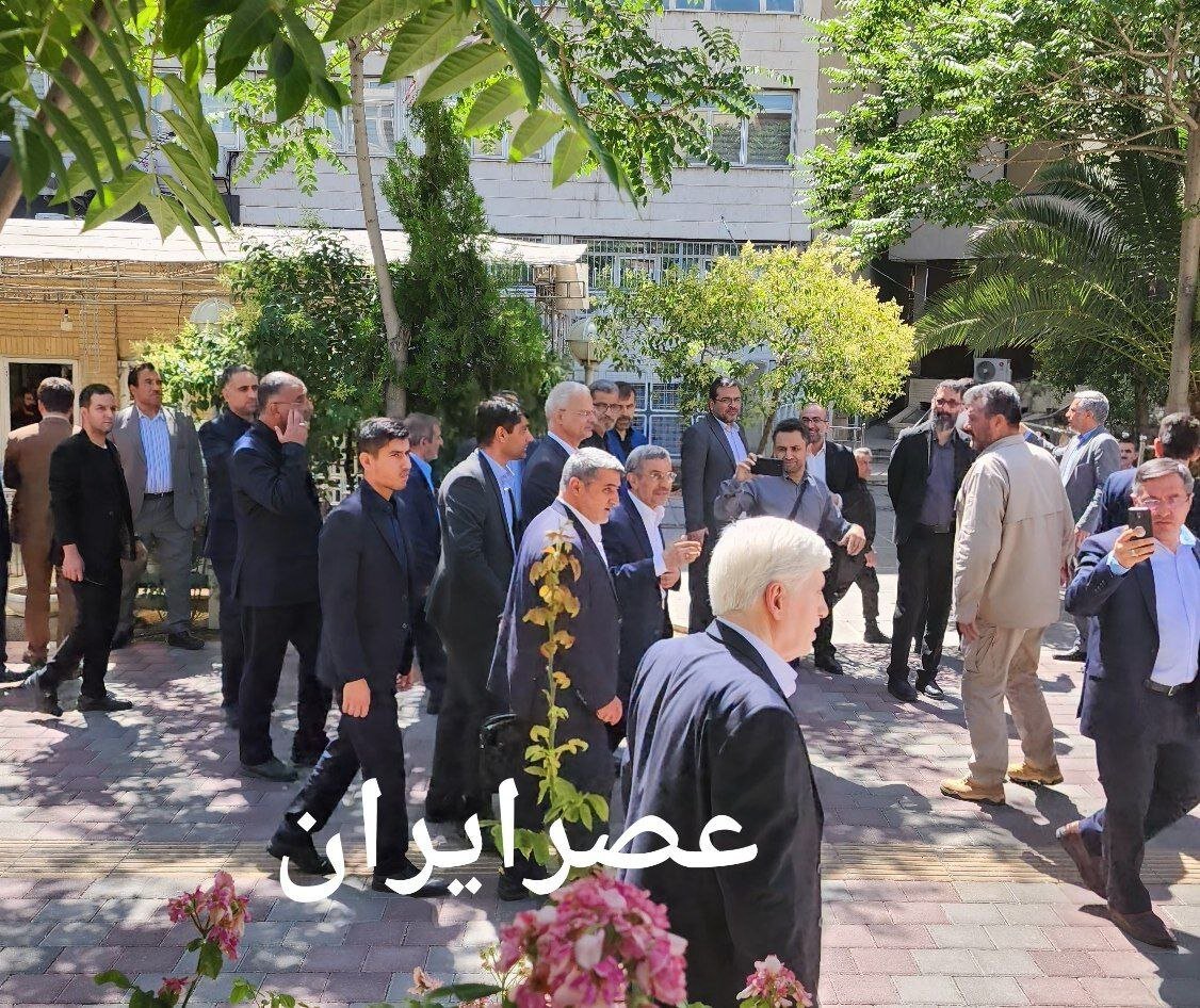 همراهان محمود احمدی‌نژاد در ستاد انتخابات چه کسانی بودند +عکس