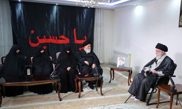 رهبر انقلاب در منزل شهید رئیسی: یکی از بهترین عناصرمان را از دست دادیم