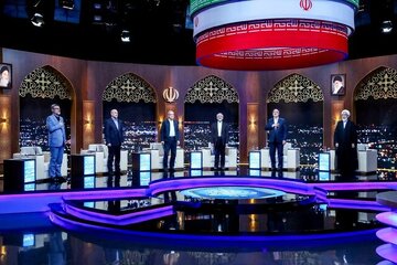 عکسی از تغییر دکور مناظرات /مبل رفت، صندلی آمد