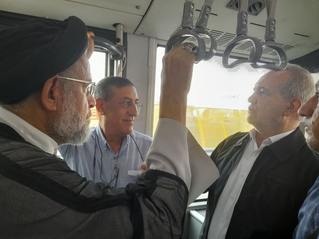 عکسی از پزشکیان و وزیر اطلاعات سابق در اتوبوس فرودگاه