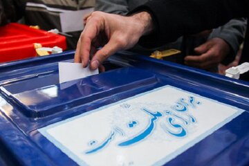 عکسی از یک زن ۹۷ ساله پای صندوق رأی /حضور در انتخابات همراه با خانواده /این مرد با واکر آمد +عکس