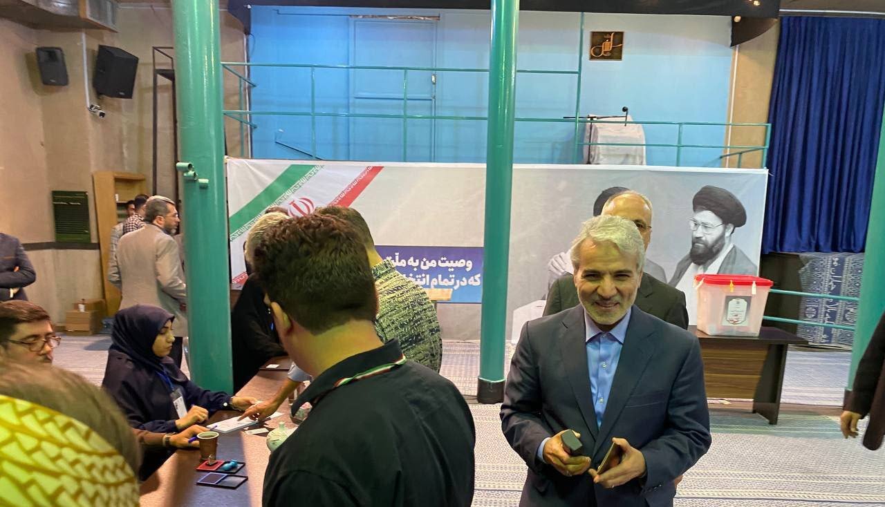 عکسی از فرمانده کل ارتش بدون پوشش نظامی پای صندوق رأی /نوبخت و یونسی به جماران رفتند /جهانگیری: پای صندوق بیایید، رأی ندادن به مصلحت نیست