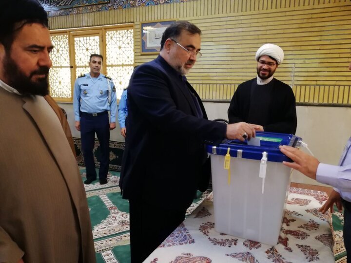 عکس فرمانده بلندپایه ارتش با پوشش متفاوت درحال رأی دادن /آملی لاریجانی و دریادار ایرانی هم پای صندوق رفتند /مخبر بازدید کرد و رأی داد