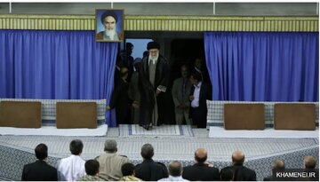 متن و حاشیه تنفیذ حکم ۸ رئیس جمهور ایران؛ از جماران تا حسینیه امام خمینی /بغض آیت الله شکست /حقانیان حکم احمدی‌نژاد را حمل کرد