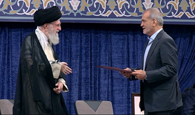 مراسم تنفیذ حکم مسعود پزشکیان از سوی حضرت آیت‌الله خامنه‌ای در حسینیه‌ امام خمینی (ره) آغاز شد.