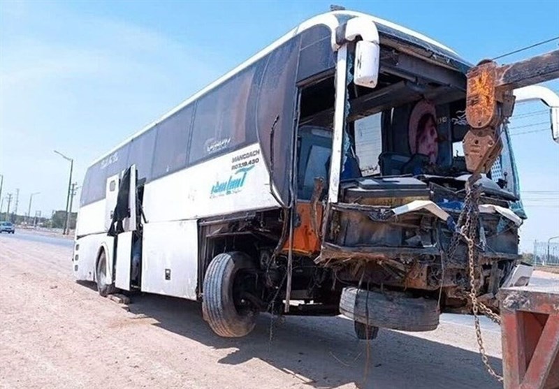 ۵۵ مصدوم در برخورد اتوبوس با کامیون/ راننده اتوبوس خواب بود