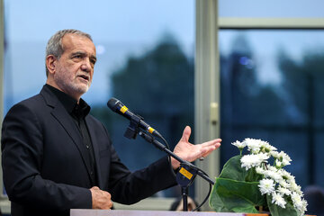 پزشکیان: نخبگان را فراری ندهیم، کشور را آدم ها می سازند نه کارخانه ها /خدمات درمانی طوری باشد که رضایت مردم را جلب کنیم