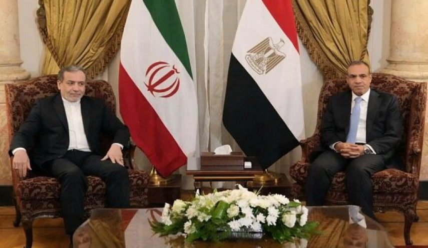 گفتوگوی تلفنی وزرای خارجه ایران و مصر درباره تحولات سوریه / عراقچی: سیاست ایران در حمایت از دولت، ارتش و ملت سوریه برای مبارزه با گروههای تروریستی ثابت است گفتوگوی تلفنی وزرای خارجه ایران و مصر درباره تحولات سوریه / عراقچی: سیاست ایران در حمایت از دولت، ارتش و ملت سوریه برای مبارزه با گروههای تروریستی ثابت است