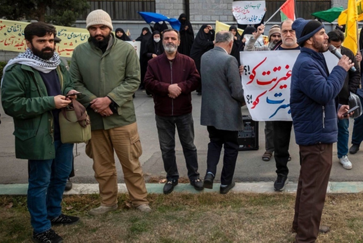 رمزگشایی از تجمع تندرو‌ها علیه رئیس جمهور؛ تجمع کنندگان که هستند و چطور مجازند بدون مجوز هر کاری انجام بدهند؟