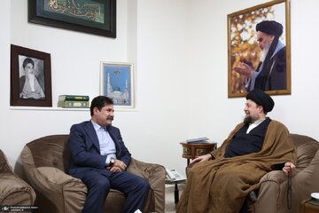 دیدار معاون رئیس‌جمهوری با سید حسن خمینی/ تغییر نگاه از واژه محرومیت زدایی به رویکرد توسعه و توانمندسازی در معاونت مناطق محروم ریاست جمهوری