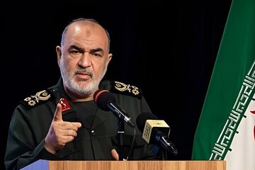 پیام سردار سلامی به فرمانده کل ارتش/ انحلال ارتش در ابتدای انقلاب از حلقوم ضد انقلاب و تفاله‌های نفوذی استکبار زمزمه می‌شد