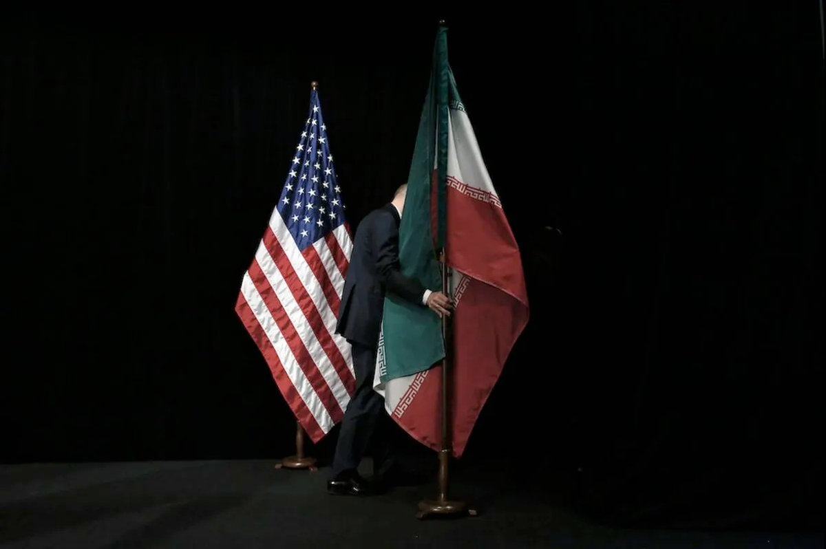 سیاست یک بام و دو هوای ترامپ؛ تحریم روی میز، مذاکره در نامه/ چه چیزی مانع رسیدن تهران و واشنگتن به یک توافق میشود؟ سیاست یک بام و دو هوای ترامپ؛ تحریم روی میز، مذاکره در نامه/ چه چیزی مانع رسیدن تهران و واشنگتن به یک توافق میشود؟