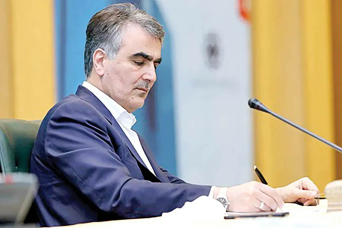 منتقدان دولت و دلار گران؛ چرا تیغ حملات به بانک مرکزی نمی‌رسد؟