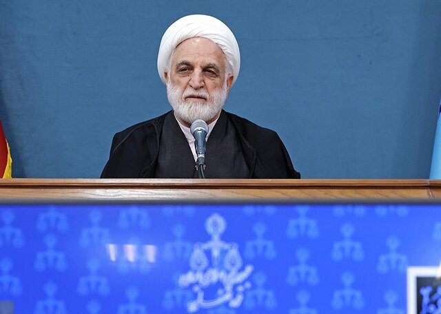 فساد همچون خوره است/ مدافع برپایی دادگاه‌های علنی و شفافیت هستم