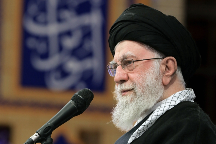 رهبر معظم انقلاب: جمهوری اسلامی در مقابل افراد تخریب‌گر کوتاه نخواهد آمد