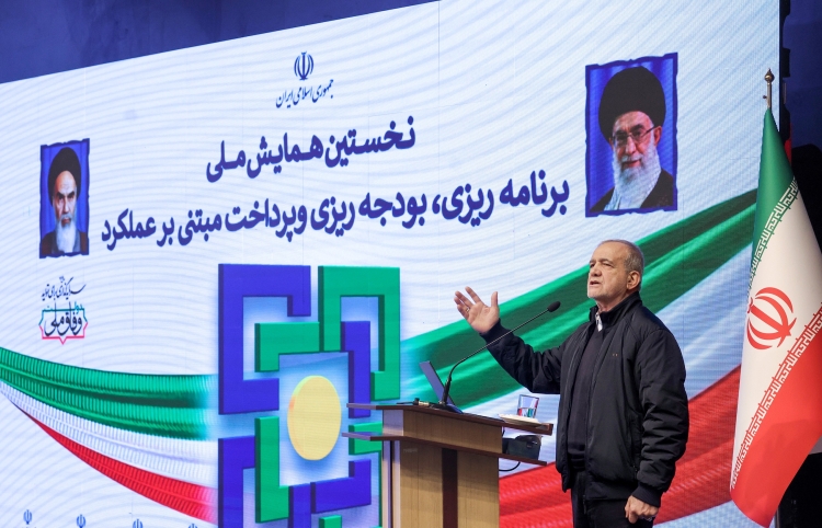 پزشکیان: احساس بی مسئولیتی جامعه را از هم می پاشد/ ضرورت جلب رضایت ارباب رجوع