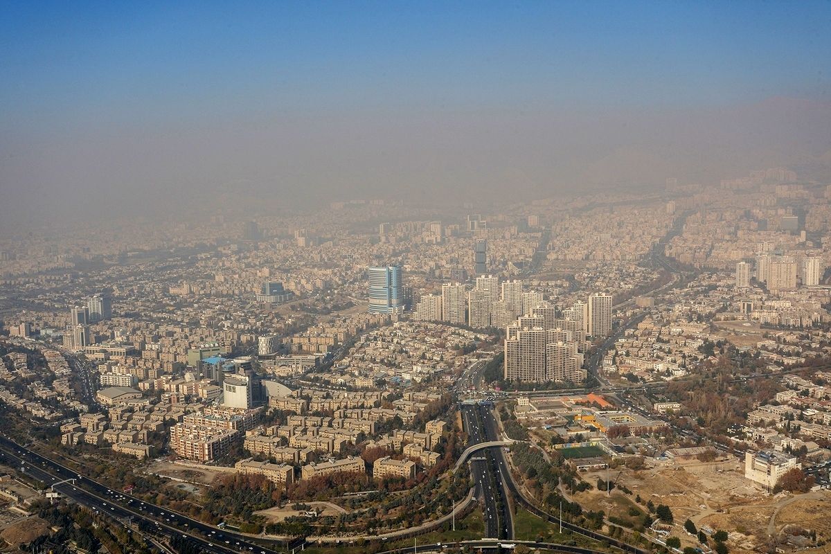 تهران در محاصره دود؛ برندگان آلودگی هوا چه کسانی هستند و بازندگان هر روز چه بهایی می‌دهند؟