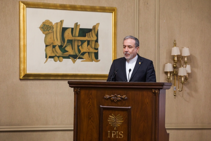 عراقچی: شهید سلیمانی گفتمان مقاومت را از حصار مفاهیم نظری و شعاری خارج ساخت عراقچی: شهید سلیمانی گفتمان مقاومت را از حصار مفاهیم نظری و شعاری خارج ساخت