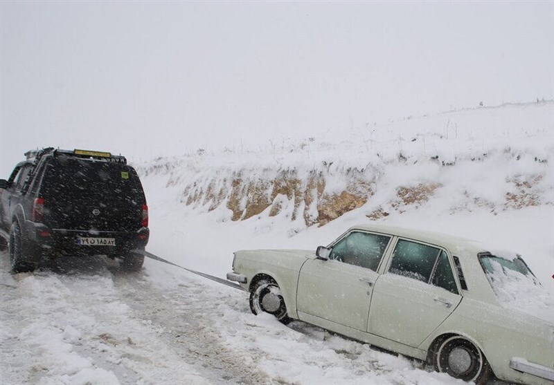 کولاک و بارش برف در محورهای چهارمحال و بختیاری/رانندگان احتیاط کنند