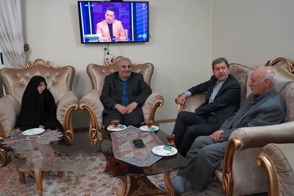 استاندار اصفهان با مادر شهیدان مصطفوی دیدار کرد استاندار اصفهان با مادر شهیدان مصطفوی دیدار کرد