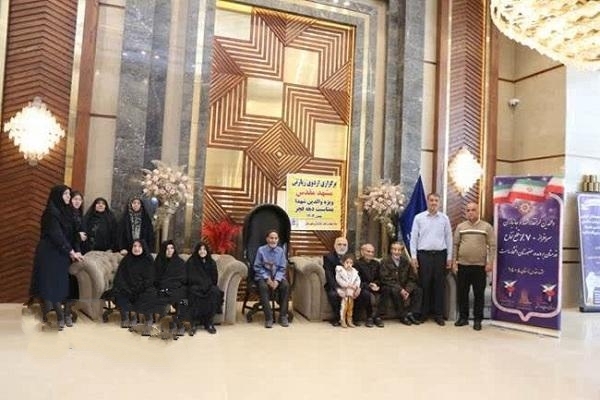 خدمت به والدین شهدا افتخاری الهی است خدمت به والدین شهدا افتخاری الهی است