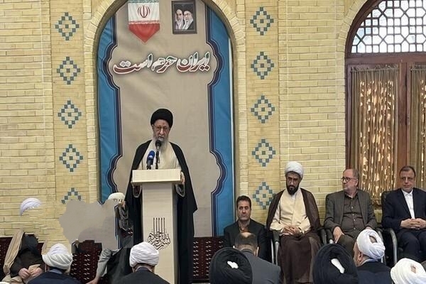 روحانیون باید با صداقت و خدمتگزاری، جامعه را به معنویت هدایت کند