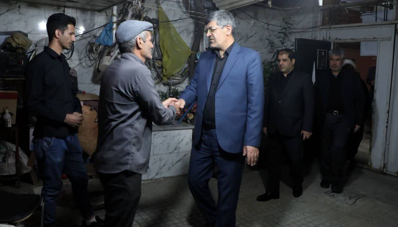 حضور بابایی استاندار یزد در منزل خانواده شهید محسن  زارع
