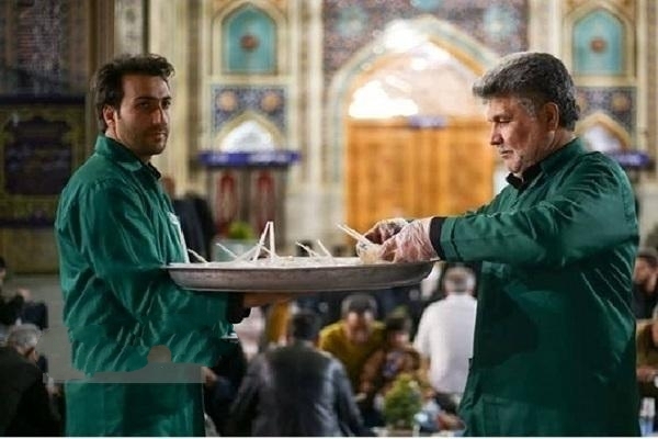 «سفره پدری امام رضا (ع)» میزبان زائران و اقشار مختلف جامعه است