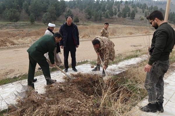 کاشت نهال به یاد رهبر شهید امت در موزه دفاع مقدس و مقاومت خراسان شمالی