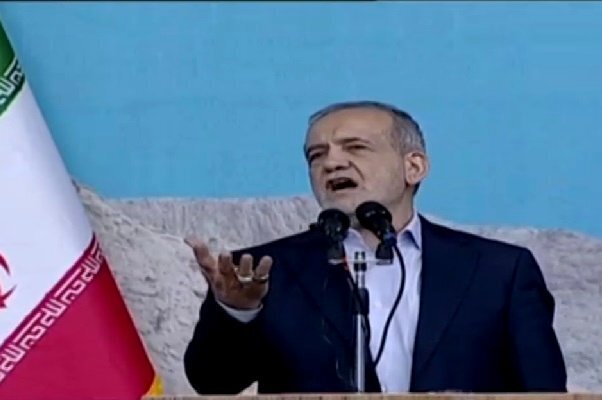 پزشکیان: با وحدت، همدلی و درایت رهبر انقلاب از بحران‌ها سربلند بیرون خواهیم آمد